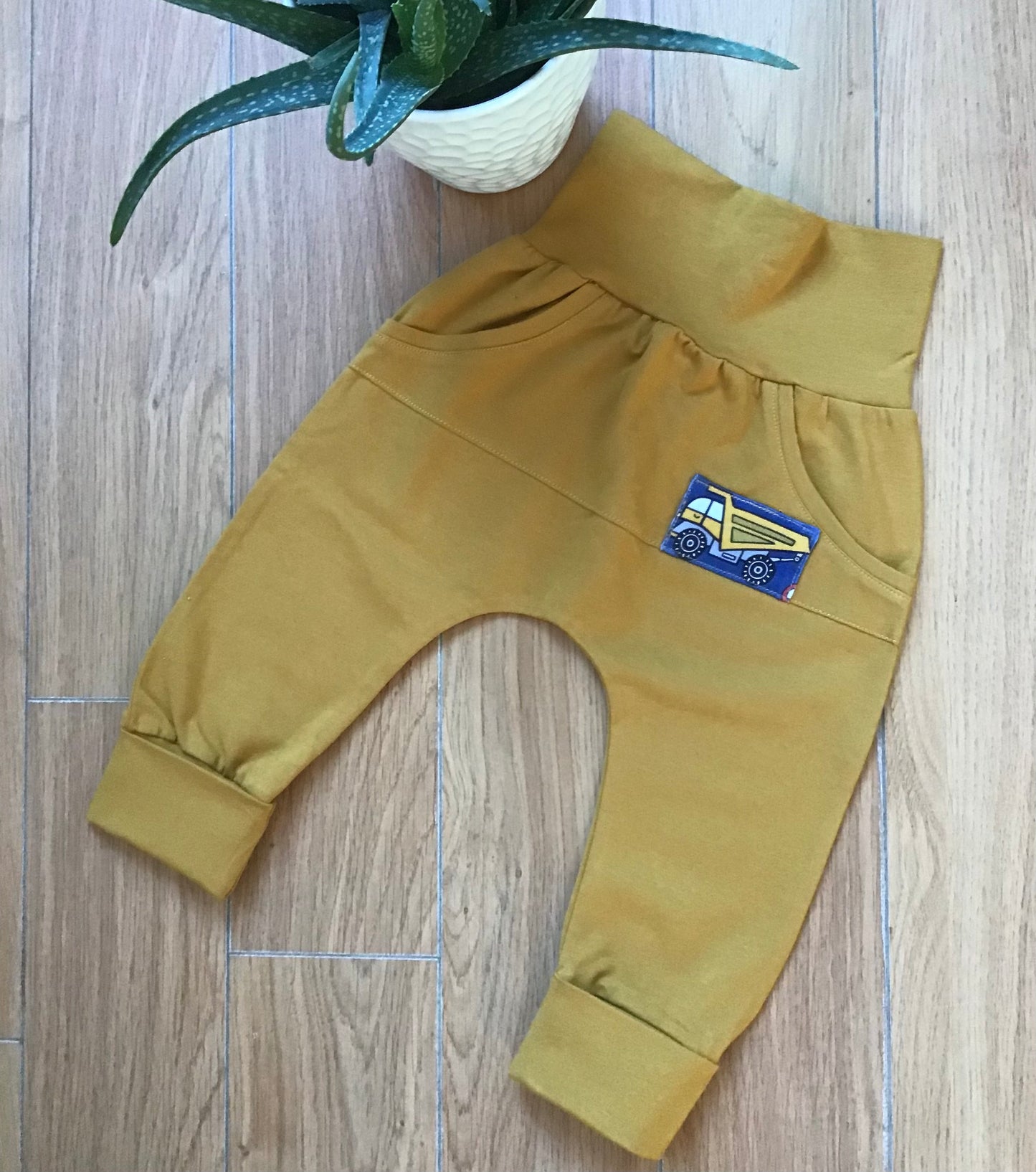 Vêtement évolutif couleur moutarde par Couturière Rosemont Créations France Beauregard.