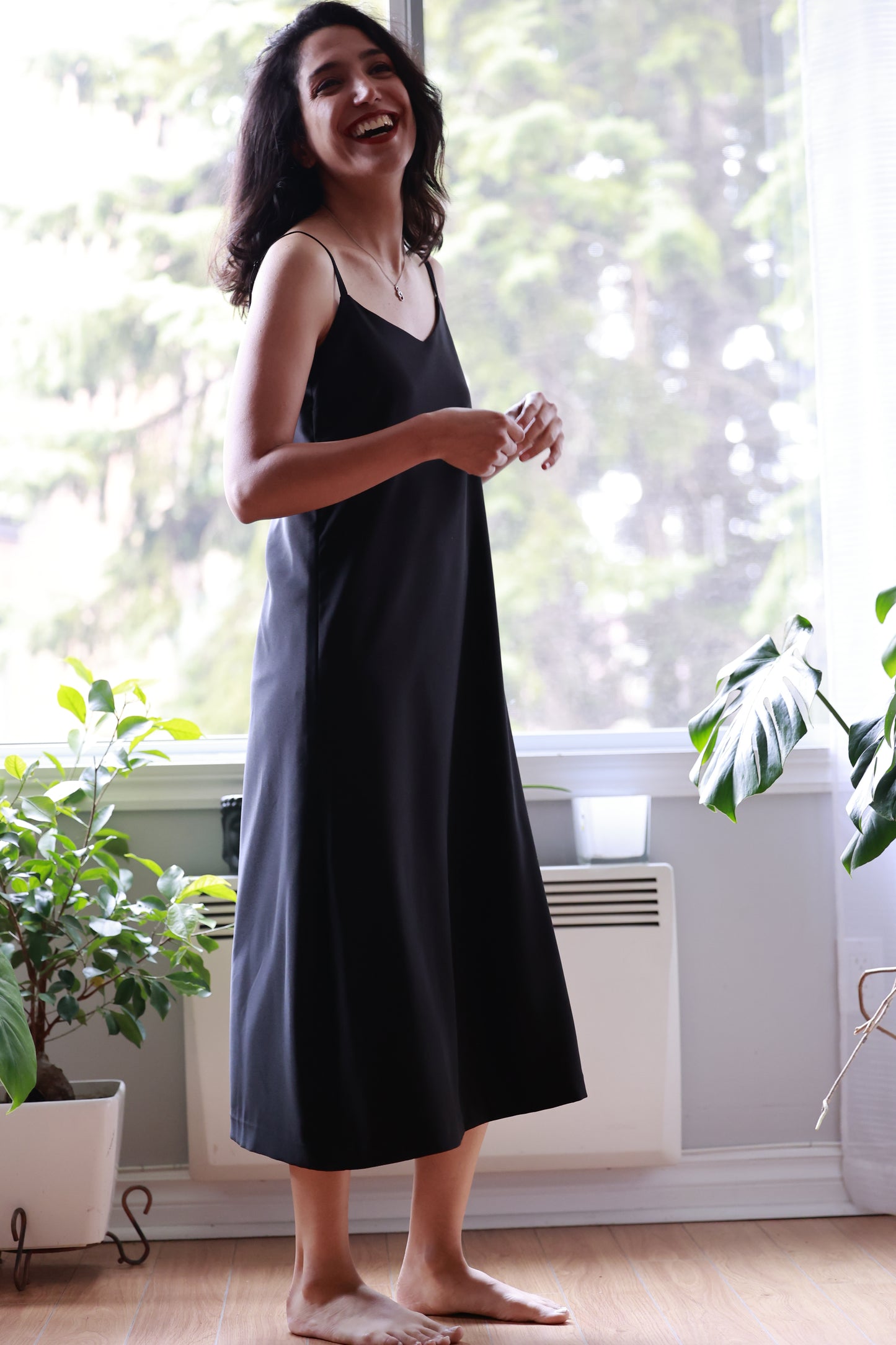 Sanaz Firouzi porte une robe de soirée minimaliste en soie noir par ELZi.ca. Photo prise dans les ateliers de Créations France Beauregard, couturière à Rosemont.
