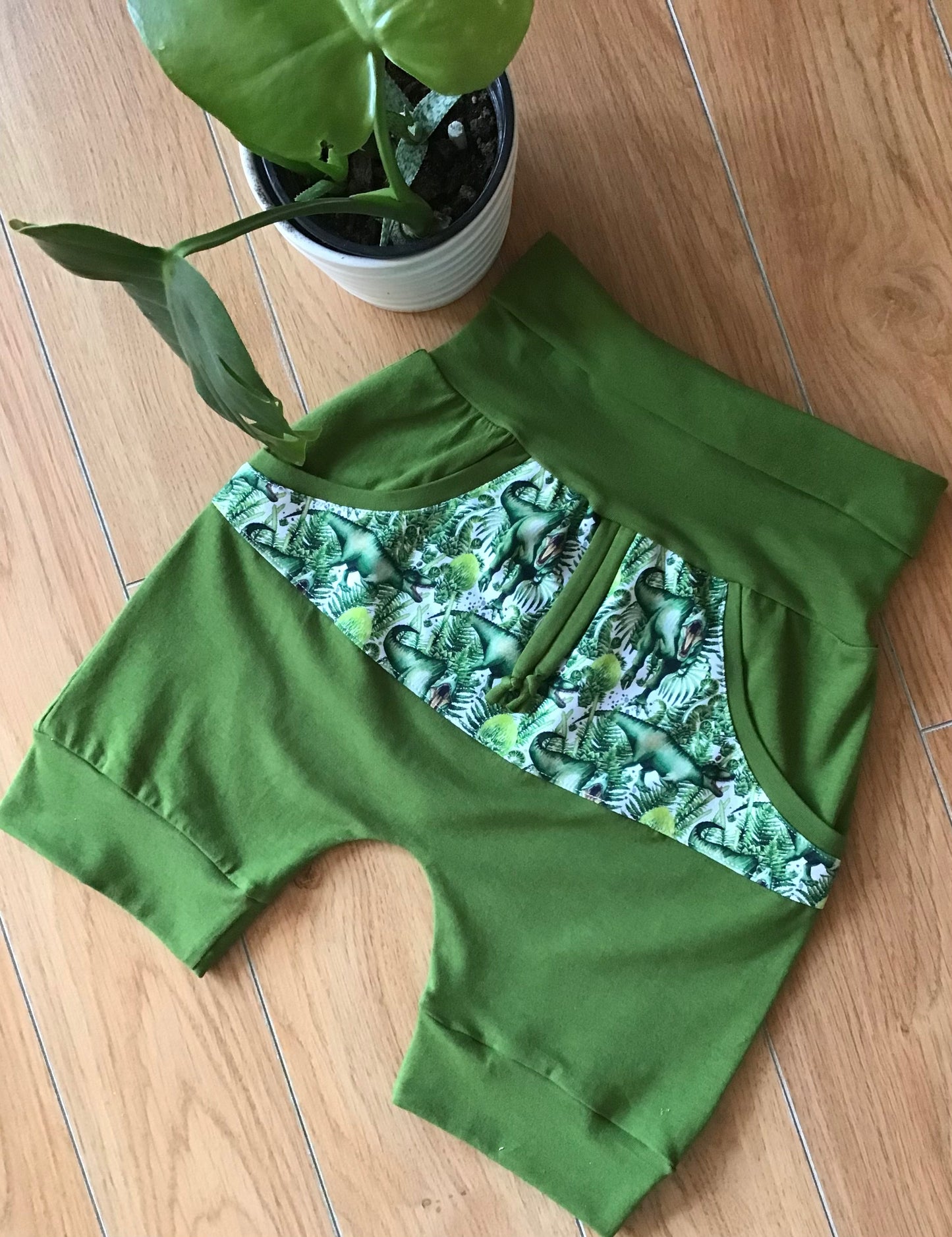 Short évolutif avec poche kangourou les 🦖 gr:3 à 6 ans