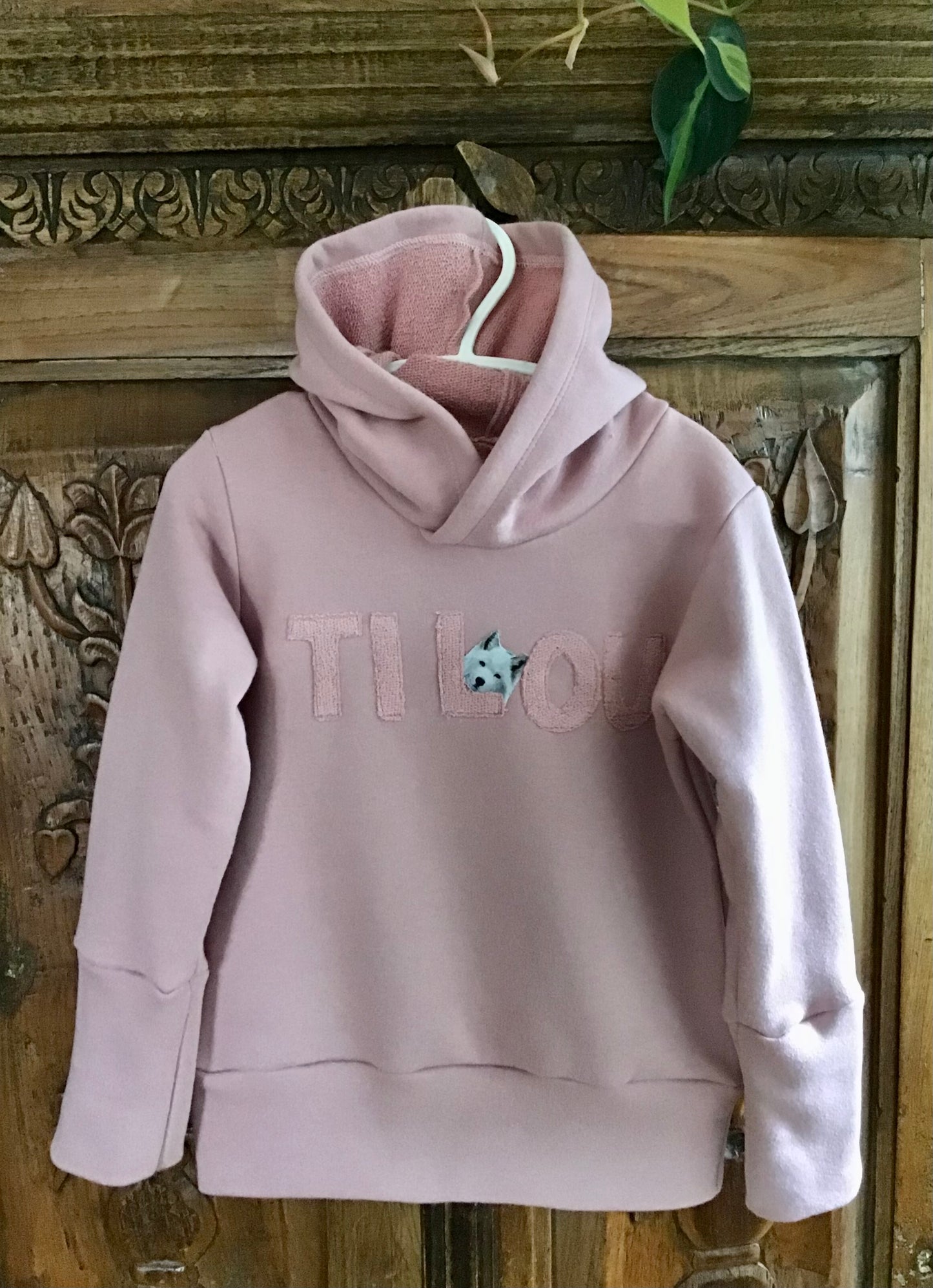 Ti Lou scalable hoodie gr: 1 to 3 years ready to go