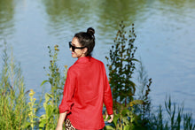 Charger l&#39;image dans la galerie, Chemise en lin rouge avec boutons et manches longues - Akako par ELZI
