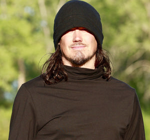 Jonathan Brunelle porte un colle roulé noir ELZI.ca ainsi qu'une tuque double épaisseur en laine mérino, conçu par ELZI.ca