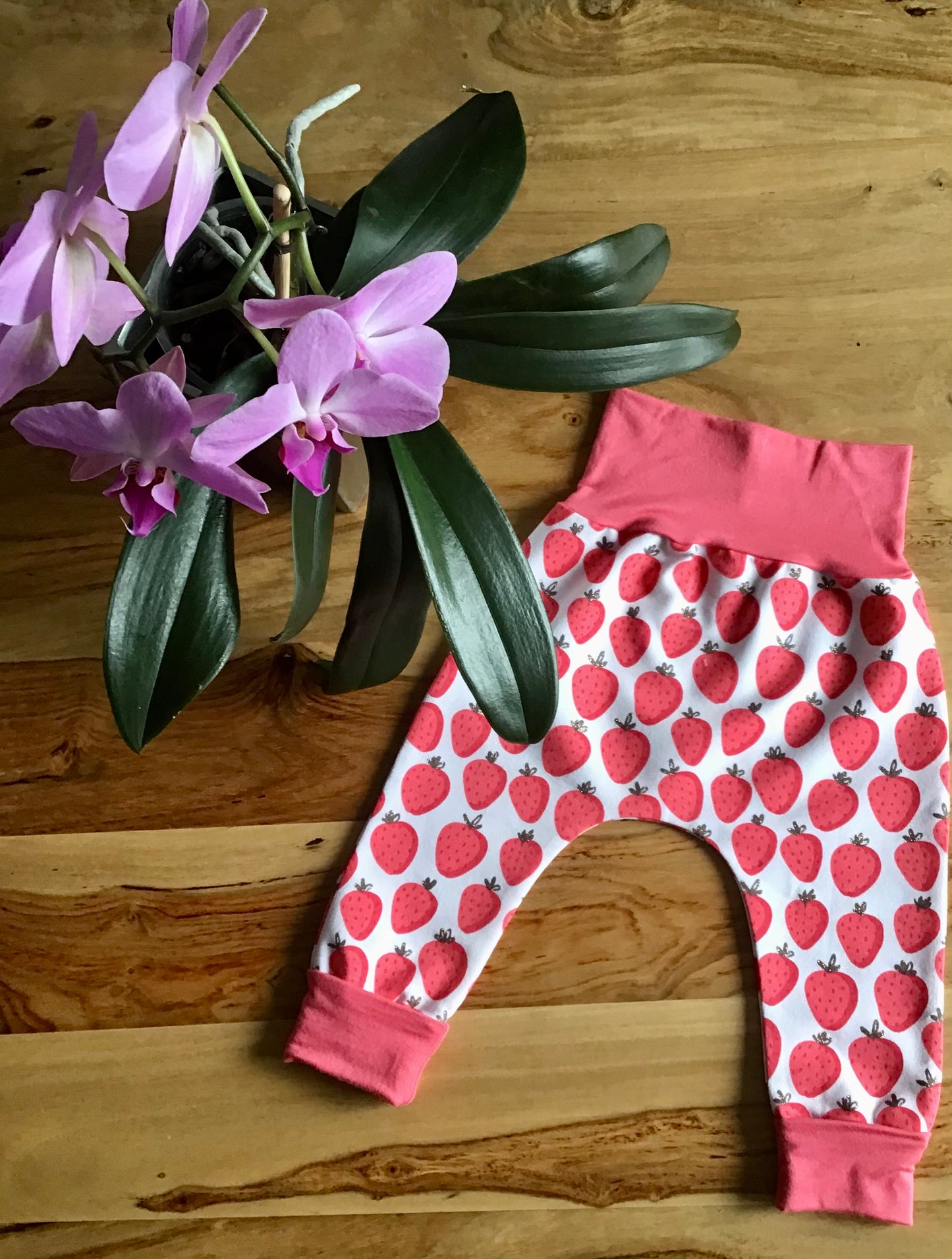 Scalable pants strawberries gr: 0 to 12 months ready to leave