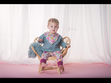 Charger l&#39;image dans la galerie, Vêtement évolutif québécois Bandana et saroual les paisley gr: 0 à 12 mois par Créations France Beauregard. Photographie par Enfant de la mer.
