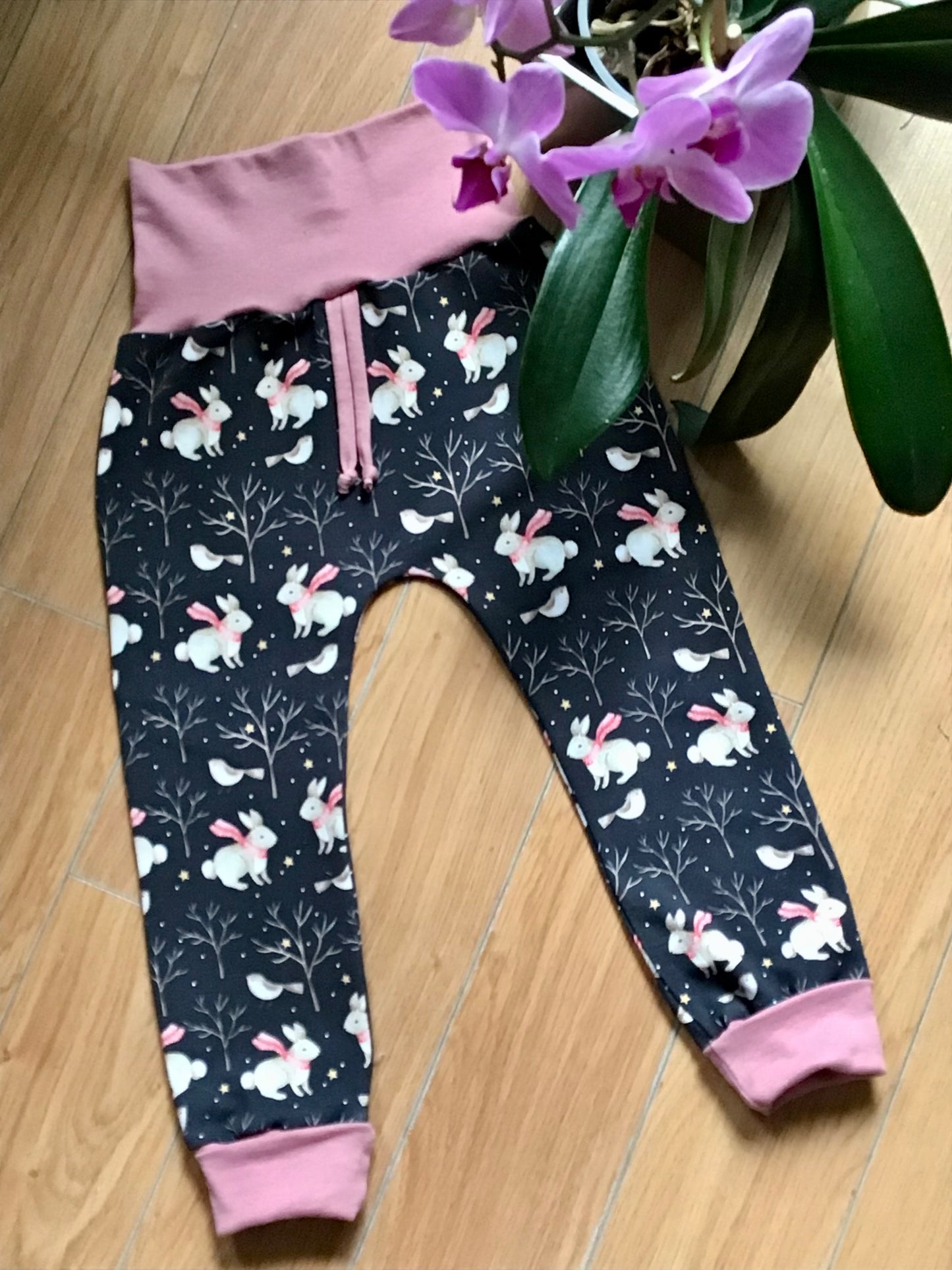 Harem pants rabbits with little birds gr: 3 to 5 years ready to go