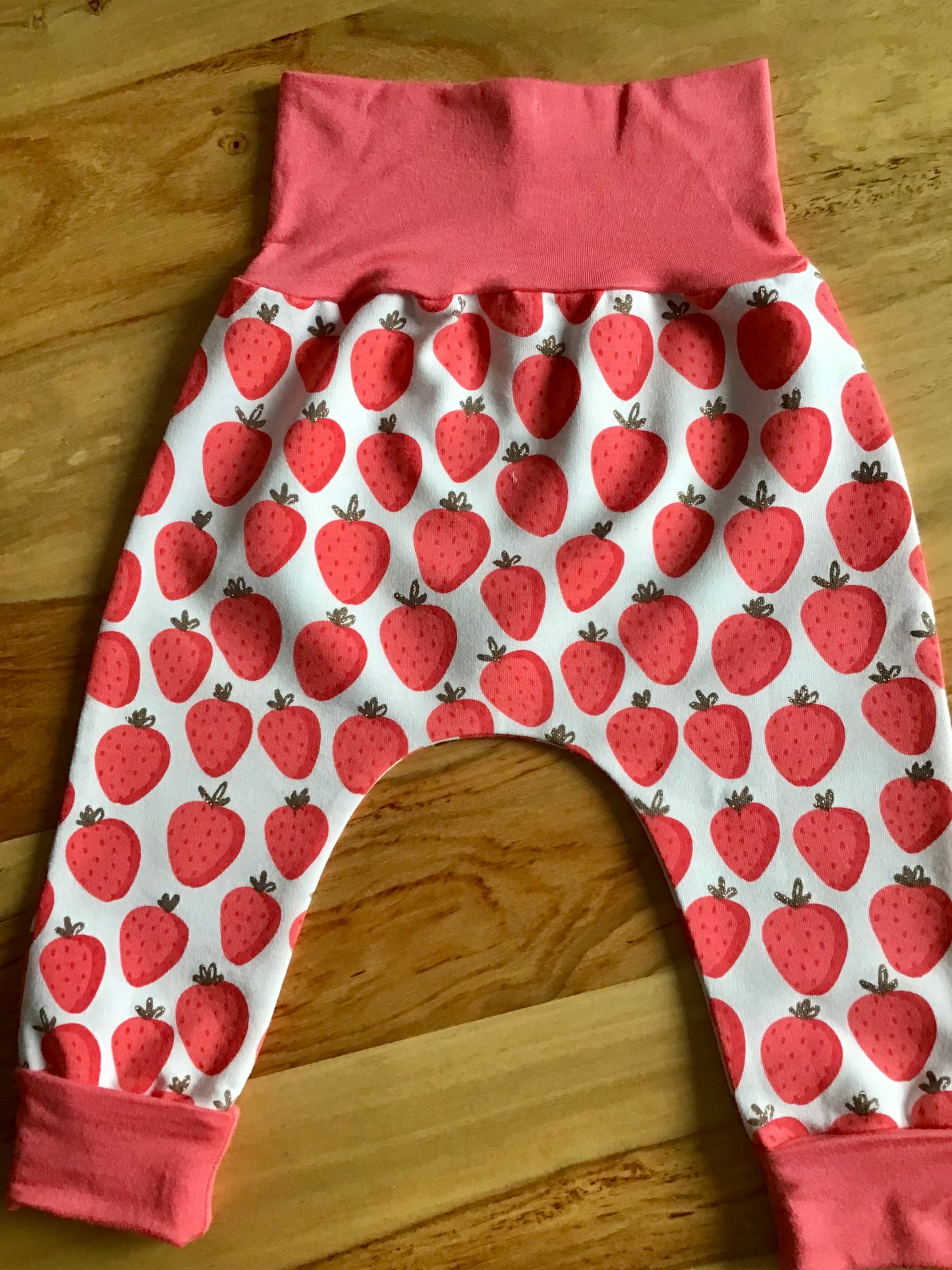 Scalable pants strawberries gr: 0 to 12 months ready to leave