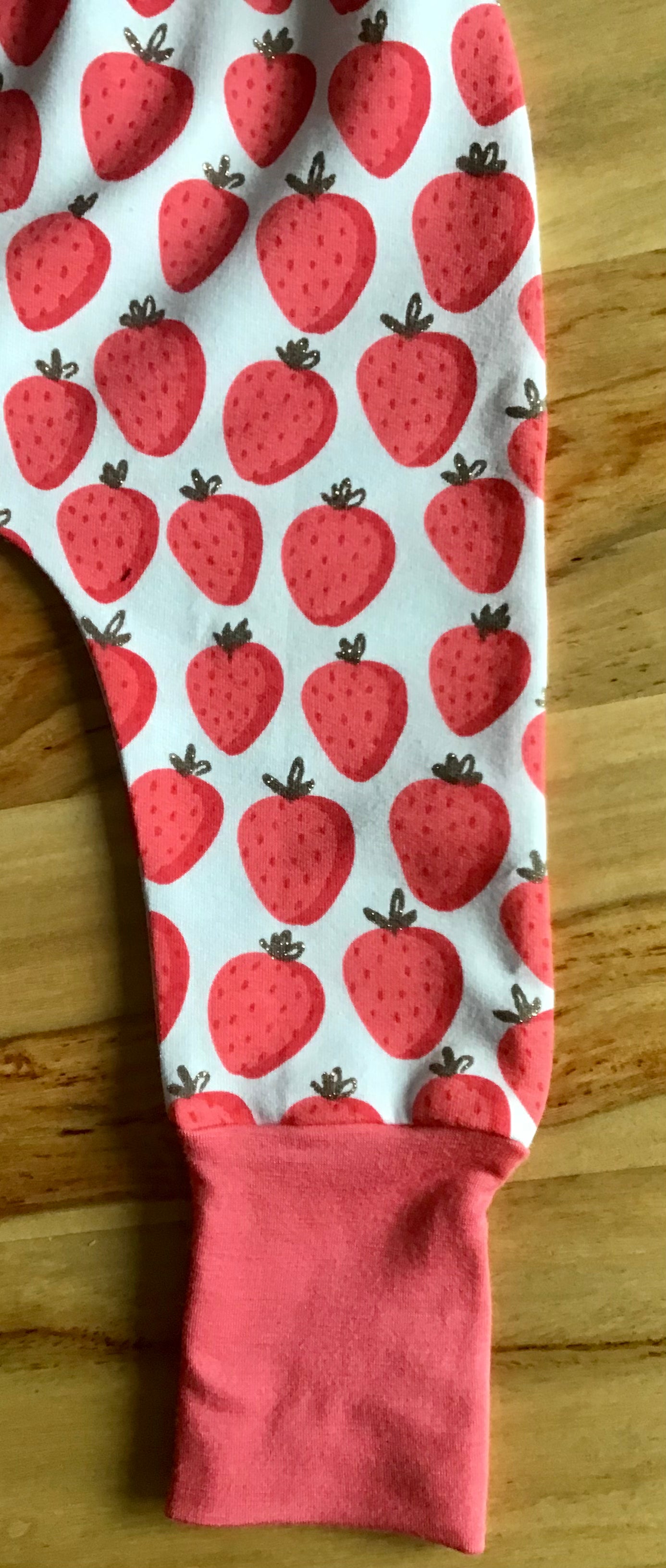 Scalable pants strawberries gr: 0 to 12 months ready to leave