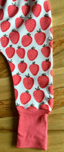 Load image into Gallery viewer, Pantalon évolutif les fraises gr:0 à 12 mois dans le prêt à partir
